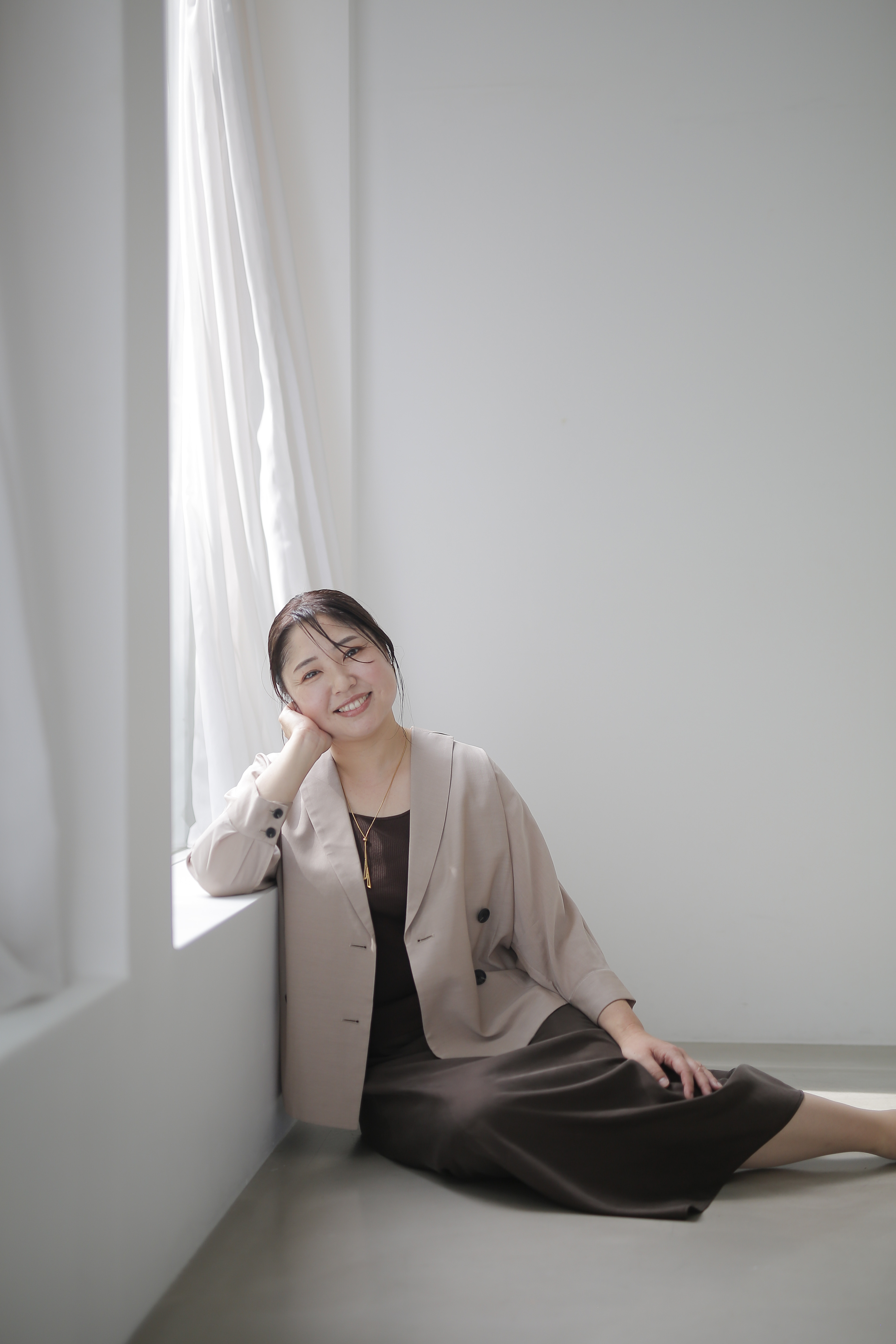自然光の窓辺でほほえむ今村里沙